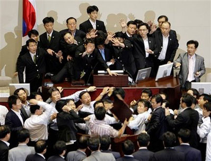Масов бой в южнокорейския парламент