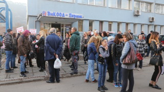 Пред сградата на ВиК Перник още пристигат жители недоволни от