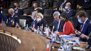 Министрите на отбраната на страните членки на НАТО обсъдиха усилването на
