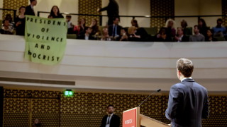 Макрон разясни демокрацията на протестиращи в Нидерландия 