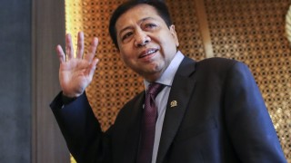 Издирването на председателя на парламента на Индонезия Сетя Нованто който