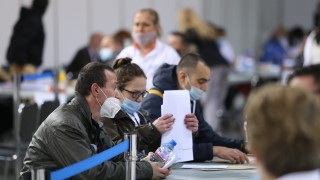 В зала Асикс Арена вече пристигат представителите на секционните избирателни