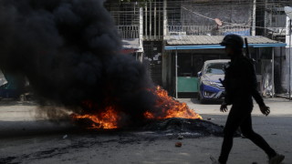 Десетки членове на силите за сигурност на Мианмар са се