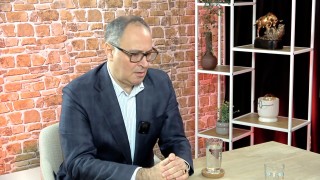 В последните няколко месеца България все повече изпада в задълбочаваща