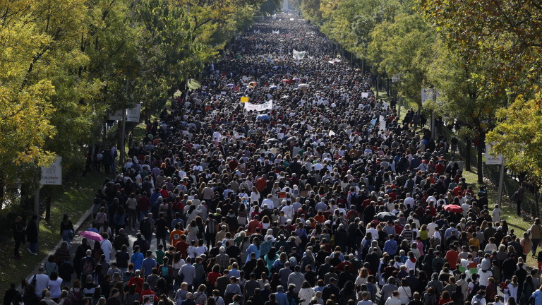 Стотици хиляди испански здравни работници протестираха в Мадрид против, унищожаването