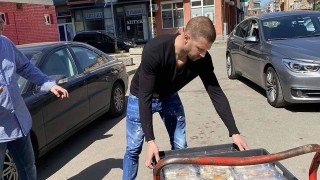 Кирил Динчев помогна за раздаването на 160 пакета храна