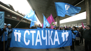 Стачката в БДЖ повлича и други сектори, Първанов и Плевнелиев се срещат тайно...
