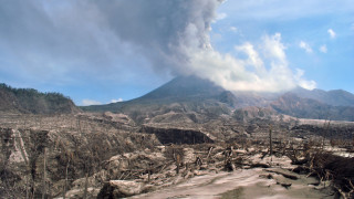 Двa вулканa в Индонезия изхвърлят лава по склоновете си Мерапи на
