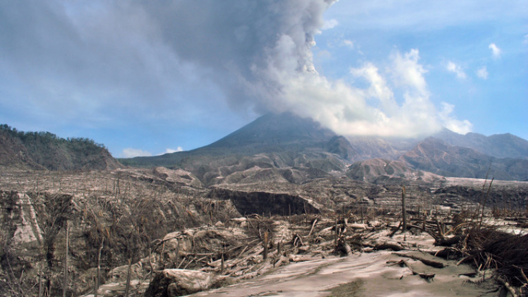 Двa вулканa в Индонезия изхвърлят лава по склоновете си. Мерапи