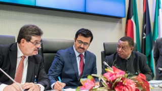 ОПЕК постигна сделка за ограничаване добива на петрол