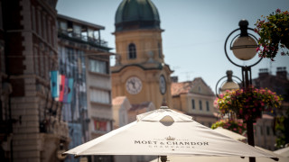 Гигантът за луксозни стоки LVMH стана първата европейска компания чиято