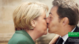 Скандалната целувка между Меркел и Саркози вече и у нас