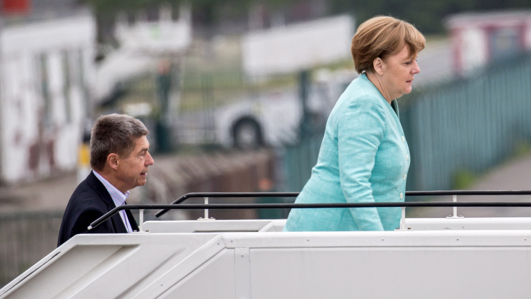 77 % от германците не искат Меркел да се прекланя през исканията на Ердоган 