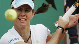 Пиронкова води на Серина с 6:5 в първия сет