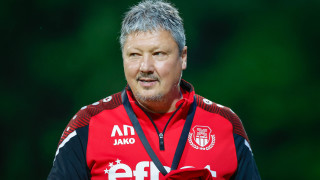 Старши треньорът на Локомотив Пловдив Любослав Пенев даде специално интервю