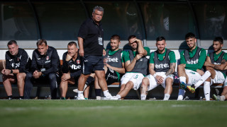 От Нефтохимик поздравиха треньора на тима Тодор Киселичков който празнува