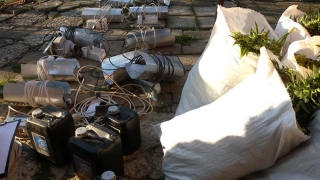 В апартамента на двама братя полицаите от Бургас намират 64