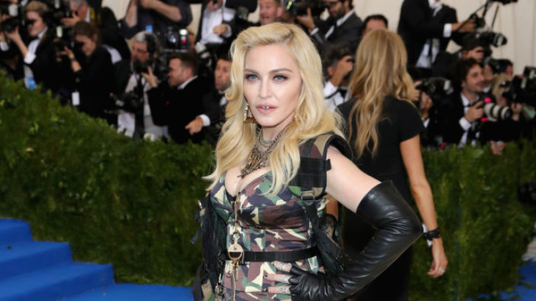 В момента Мадона е на планираното си турне, което ще завърши