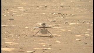 Марсоходът на НАСА "Пърсивиърънс" си направи "селфи" с миниатюрен хеликоптер на Марс