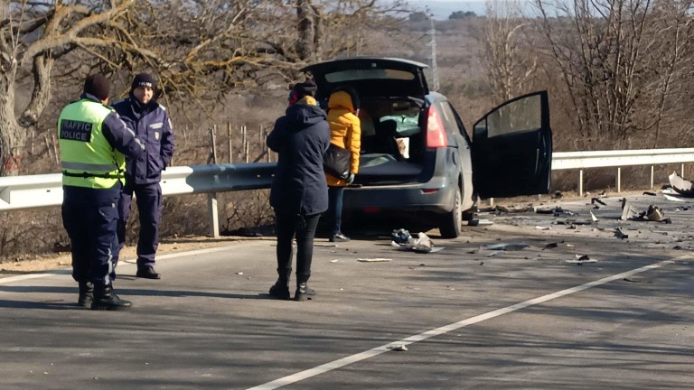 Автобус и лек автомобил катастрофираха на главен път Е-79 между