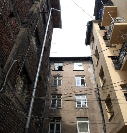 Пожарът в центъра на София е тръгнал от съседно жилище