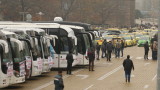 Превозвачи паркират автобуси и камиони на 27 април на жълтите павета