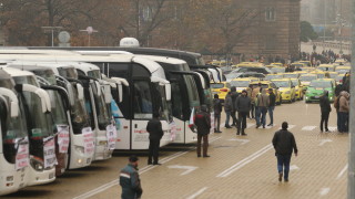 Протест на автобусните и таксиметровите превозвачи блокираха ключови булеварди в