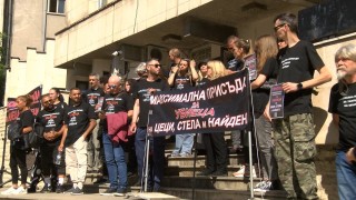 Протест пред Съдебната палата във Велико Търново на близки на трима загинали в катастрофа