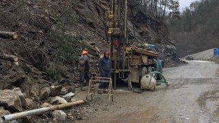 Пробито е алтернативното трасе което заобикаля свлачището затворило главен път