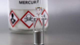 Откриха голямо количество опасни вещества в склад в Перник Намерени