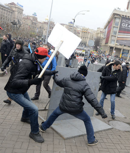 Протестиращите в Киев щурмуваха президентската администрация