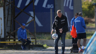 Наско Сираков запретна ръкави в официалния магазин на Левски