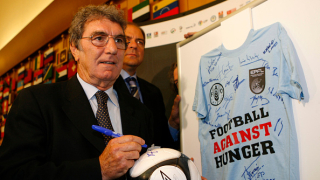 Ръкавиците на бившия вратар на Италия Дино Дзоф с които