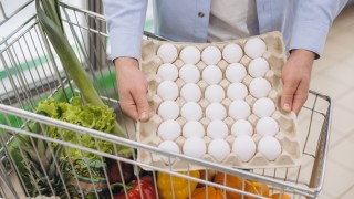Как ритейлът задава стандартите при храните: защо cage-free се превръща в новата норма при яйцата