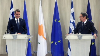 Гръцкият премиер Кириакос Мицотакис и кипърският президент Никос Анастасиадес по