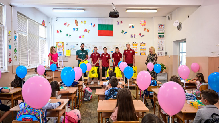 Ботев (Пловдив) изненада стотици първокласници на първия учебен ден. Футболисти