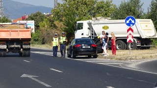 85 годишен колоездач е блъснат от лек автомобил Ауди пресичайки Е 79 Пътният