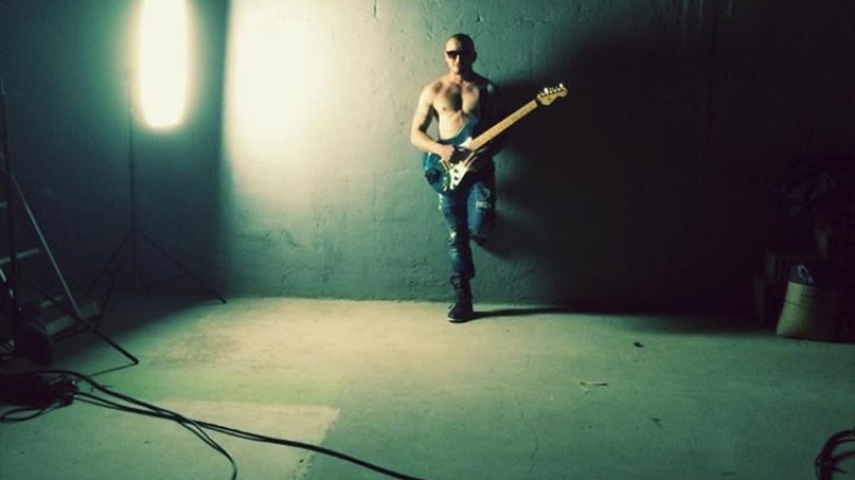 Гол китарист в бенда на Азис