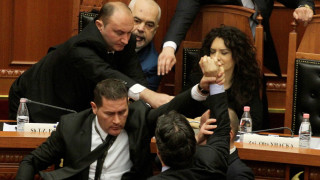 ЕС и САЩ предупредиха албанската опозиция за протести и напускане на парламента