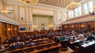 И за управляващите ще е добре вотът на недоверие да мине, убеждава Дилов