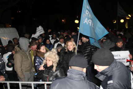 Две групи демонстранти обсадиха БНТ заради Борисов