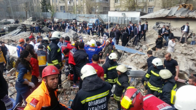 Взривът в Диарбекир е терористичен акт, обявиха турските власти