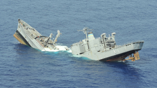 Спасителните екипи в северозападна Турция работят за изваждането на екипажа