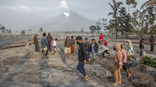 Вулкан в Индонезия погреба домове и пътища