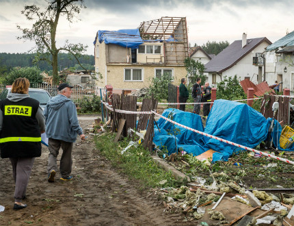 Силна буря в Полша взе една жертва, а 17 души пострадаха