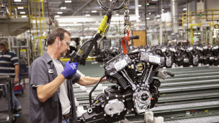 Близо 180 000 служители на немските автомобилни заводи могат да загубят работата си до 2025 г.