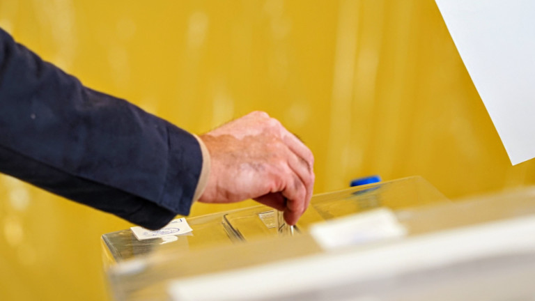 В Нидерландия се провеждат предсрочни парламентарни избори