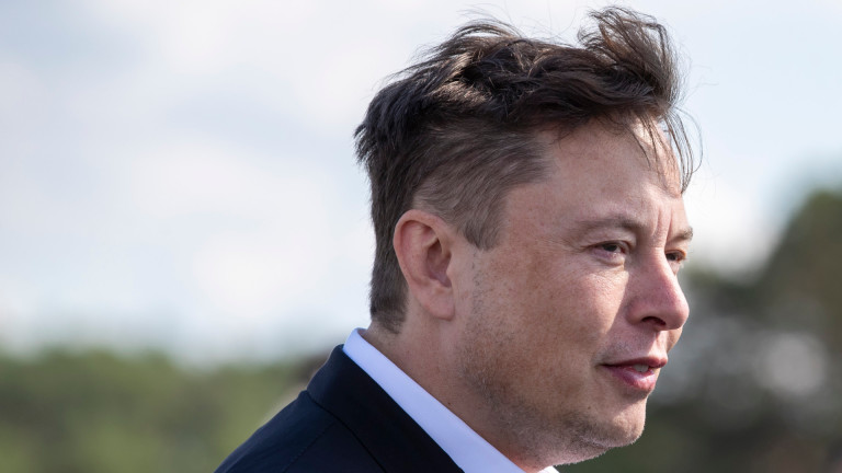 Оглежда ли Мъск Великобритания за нов завод на Tesla?
