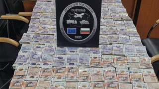 Недекларирана валута на стойност 900 000 лв. откриха на Капитан Андреево
