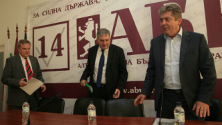 Президентът пряко да предизвиква референдум, настоява Първанов 